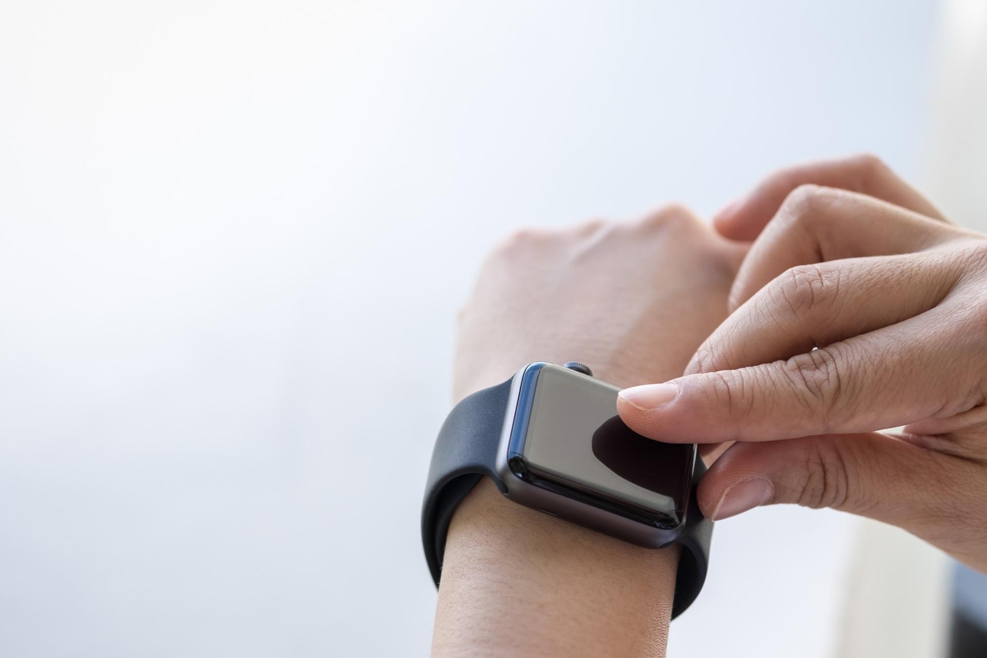 Finger tippt auf Smartwatch | Einweg Vape