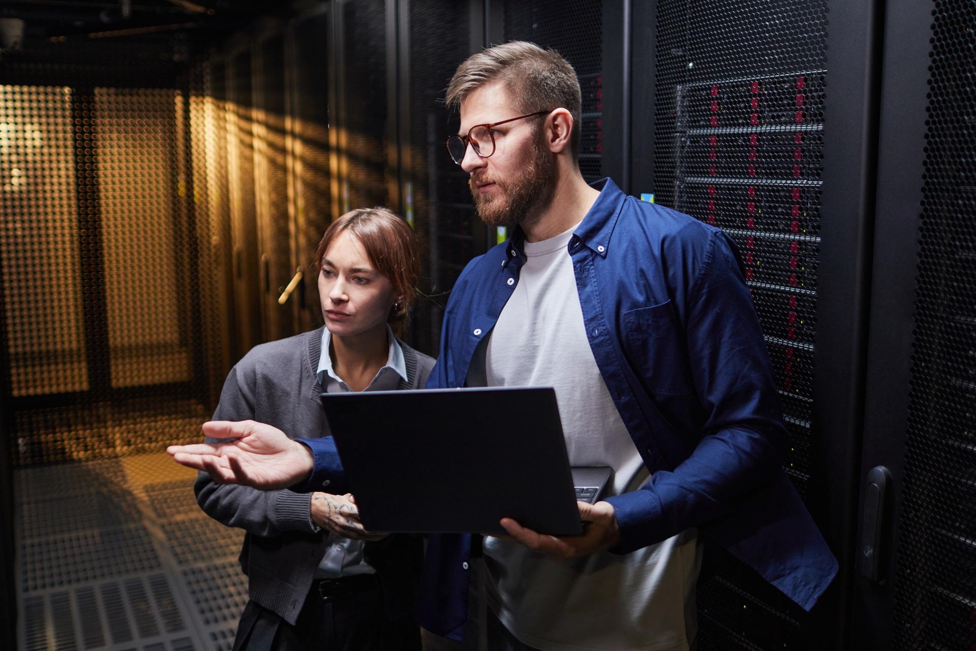 Technikgespräch im Serverraum | FTTH Zubehör
