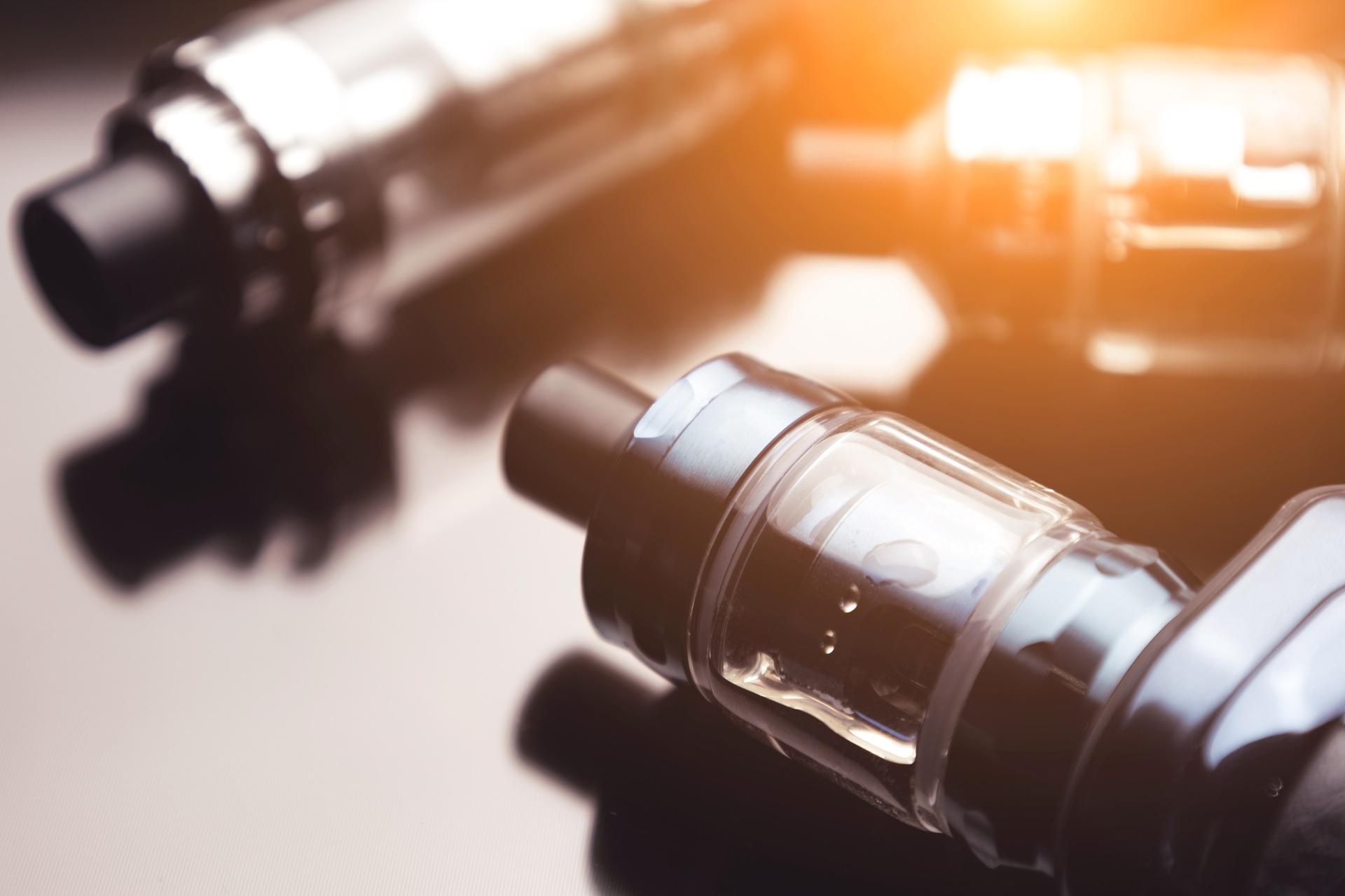 Nahaufnahme moderner Vape-Geräte mit Lichtreflexen | Elf Bar Vape