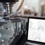 Fräsvorgang mit digitalem Konstruktionsplan auf Bildschirm | Spannrolle